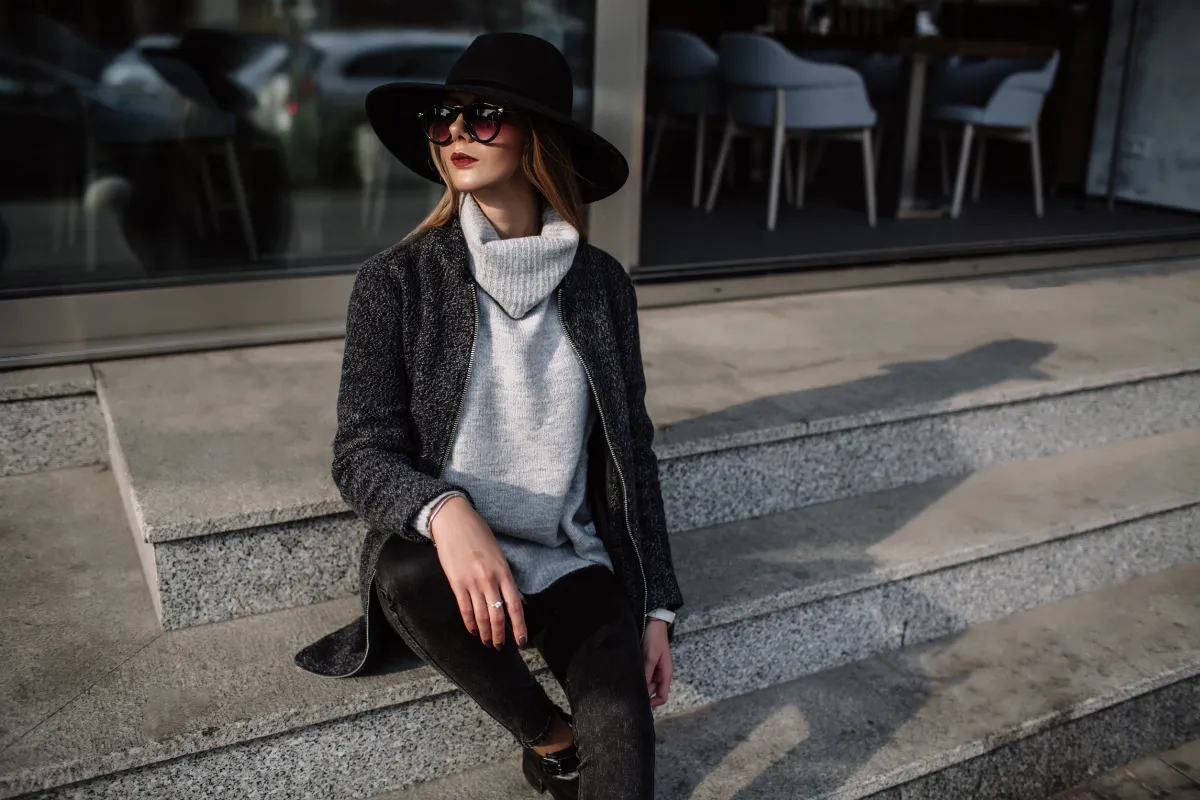 quels-accessoires-associer-a-une-bottes-noires-femme-pour-un-look-tendance